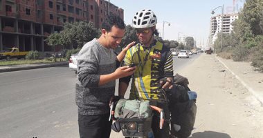 بالفيديو والصور.. رحالة كندى يجوب العالم بدراجته: مصر آمنة وأقل تكلفة