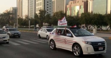 بالفيديو والصور.. سيارة بشعار الزمالك تجوب أبو ظبى قبل السوبر