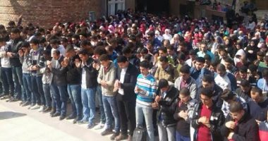 طلاب" صيدلة الإسكندرية" يصلون الغائب على أرواح ضحايا حادث أتوبيس نويبع