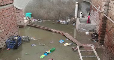 مياه الصرف تغرق قرية الكرامة بالدقهلية.. والمحافظة: سنحاسب المقاول