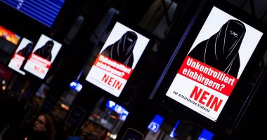 بالصور.. قبل الاستفتاء.. ملصقات فى شوارع سويسرا ترفض تجنيس المسلمين 