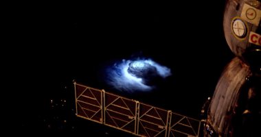 رائد فضاء يلتقط صورة مذهلة للبرق الأزرق من محطة الفضاء الدولية