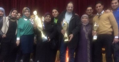 رئيس جامعة بورسعيد يهنئ البعثة الطلابية بمهرجان الأسر السابع لفوزها بالكأس