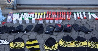 الشرطة تقبض على جماهير بوروسيا دورتموند بحوزتهم مواد مخدرة وألعاب نارية