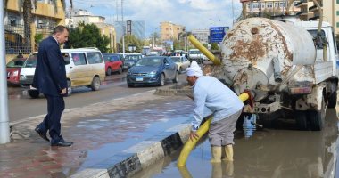 بالصور..مساعد محافظ كفر الشيخ يتابع رفع أثار الأمطار من الشوارع