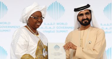 بالصور.. حاكم دبى يكرم وزيرة الصحة السنغالية بجائزة " أفضل وزير فى العالم "