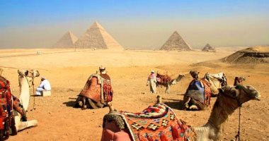 فوجان سياحيان من بريطانيا وأمريكا يصلان القاهرة لزياة المعالم الأثرية