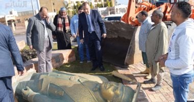 بالصور.. نقل تمثال زويل لمقر مجلس مدينة كفر الشيخ لترميمه