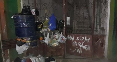 بالصور.. أهالى "منطى" بالقليوبية يستغيثون من تراكم القمامة أمام المنازل