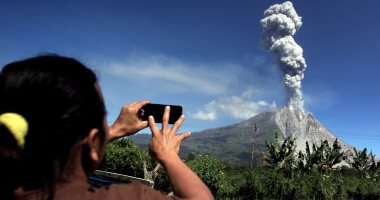 بالصور.. زيادة نشاط بركان سينابونج بإندونيسيا