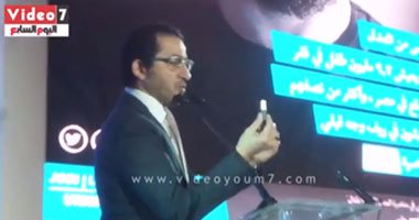 بالفيديو.. أحمد حلمى يكشف سر وجود "صباع روج" فى جيبه