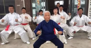 بالصور.. عجوز صينية تمارس "الكونج فو" فى عمر 94 عاما