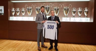 ريال مدريد يهدى راموس قميصه الخاص بوصوله للمباراة رقم 500 
