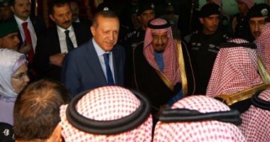 بالصور.. خادم الحرمين يستقبل "أردوغان" فى مطار الملك سلمان