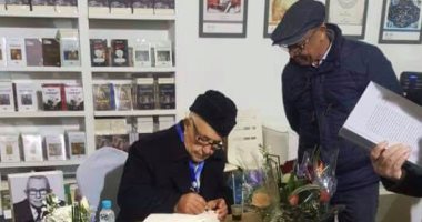 بالصور.. رئيس البرلمانى المغربى الأسبق يوقع كتابه بمعرض الدار البيضاء
