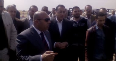 وزير الإسكان يوقف موكبه لنقل مواطن أصيب فى انقلاب سيارة على طريق السادات