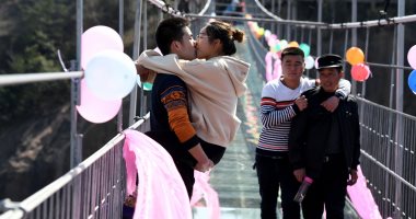 بالصور.. "قُبلات" عيد الحب فى مسابقة صينية على جسر زجاجى