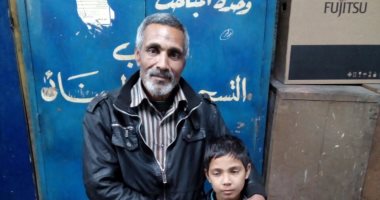 أب يفقد طفله في زحام محطة مترو الشهداء والشرطة تعيده له مرة أخرى