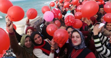 بالصور.. شباب الإسكندرية يحتفلون بعيد الحب على كورنيش كوبرى ستانلى
