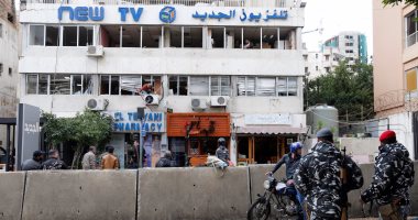 بالصور.. شيعة يهاجمون مقر قناة تلفزيونية لبنانية بدعوى إهانة رجل دين