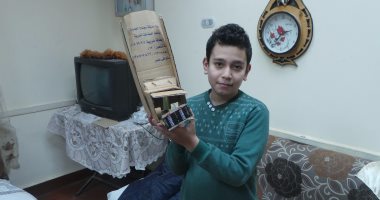 بالفيديو والصور.. طالب بسوهاج يحصل على براءة اختراع لحذاء يولد الكهرباء 