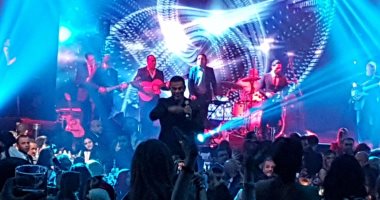 عمرو دياب يفتتح حفل عيد الحب بأغنية "الليلة" وسط صيحات الجمهور