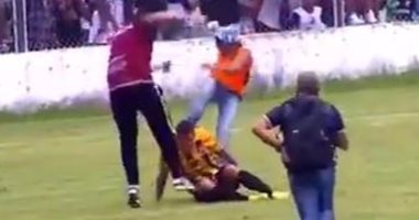 بالفيديو..انفجار قنبلة واعتداء وحشى من الجمهور على اللاعبين بكأس الأرجنتين