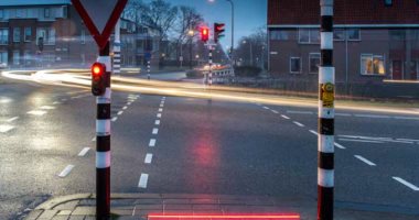 بلدة هولندية تطلق إشارات مرور بالأرصفة لإنذار مستخدمى الهواتف الذكية