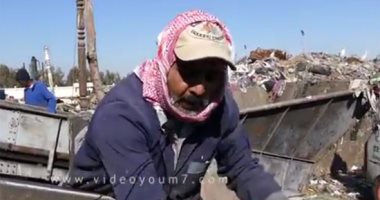 بالفيديو.. حكاية عامل نظافة: "مهنتى حلوة واللى عاوز يشتغل يعمل أى حاجة"