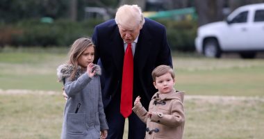 بالصور.. ترامب يصطحب أحفاده فى ساحات البيت الأبيض