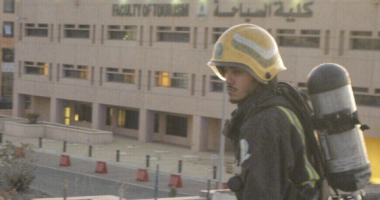 بالصور.. حريق بمبنى داخل جامعة الملك عبد العزيز بالسعودية