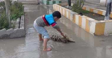 طلاب مدرسة ابتدائية بكفر الشيخ ينزحون مياه الأمطار وأولياء الأمور يشتكون