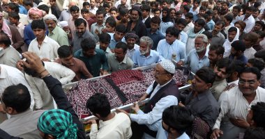 بالصور.. تشييع جثامين ضحايا تفجير باكستان.. والآلاف يتظاهرون ضد الإرهاب
