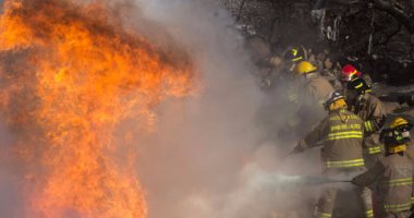 فريق من النيابة ينتقل لمعاينة حادث حريق مخزن بويات السلام