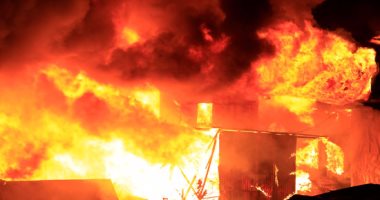 اندلاع حريق داخل قاعة الشعب بحى الأندلس وسط طرابلس