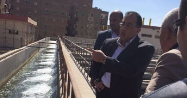 وزير الإسكان يعنف مدير محطة مياه الفسطاط لسوء نظافة المقر الإدارى