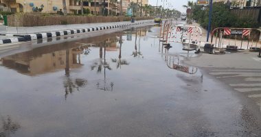 بالصور.. غرق شارع يوسف السباعى بالمعمورة لليوم الرابع بسبب كسر ماسورة مياه