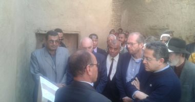 بالصور.. وزير الآثار يفتتح أعمال ترميم قرية القصر الإسلامية بالداخلة 
