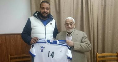  مشجع يتبرع بأطقم ملابس لمنتخب السويس    