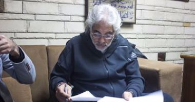 مدرب حراس منتخب مصر يوقع عقد ديوان شعر بعنوان "اللى فاضل منى"