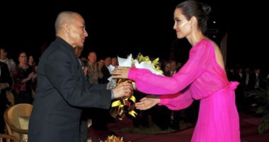 بالصور..أنجلينا جولى تتلقى ورودا من ملك كمبوديا بالعرض الخاص لفيلمها