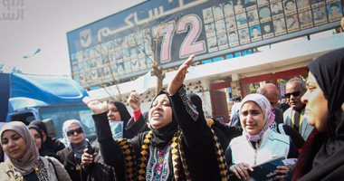 أهالى ضحايا مجزرة استاد بورسعيد يحتفلون أمام النادى الأهلى بحكم "النقض"