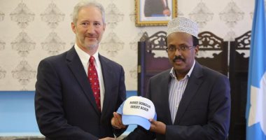 سفير أمريكا يسلم قبعة "لنجعل الصومال عظيمة " للرئيس الصومالى