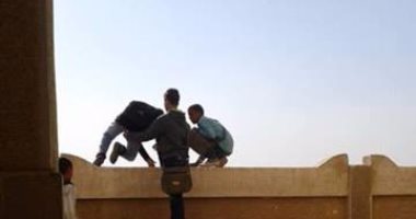 بالصور.. هروب طلاب مدرسة إعدادية بأسيوط قفزًا من أعلى السور