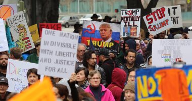 بالصور.. اندلاع مظاهرات مناهضة للرئيس الأمريكى تحت عنوان " ترامب ليس رئيسى"