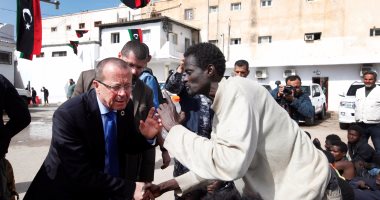 بالصور.. مارتن كوبلر يزور معسكر احتجاز للمهاجرين الغير شرعيين فى ليبيا