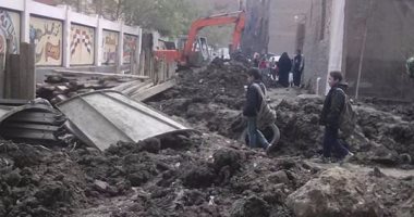 بالصور.. أعمال حفر أمام مدرسة الشعراوى ببولاق تعوق التلاميذ أثناء المرور