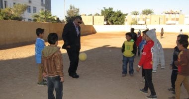 بالصور.. رئيس مدنية أبورديس يلعب كرة القدم مع تلاميذ مدرسة فريد عزت