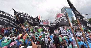 مسلمو إندونيسيا ينظمون مسيرة للمطالبة باستقالة حاكم جاكرتا