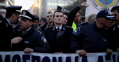 بالصور.. تظاهرات لفرق الإطفاء فى اليونان احتجاجا على حذف بدل الأعمال الخطيرة